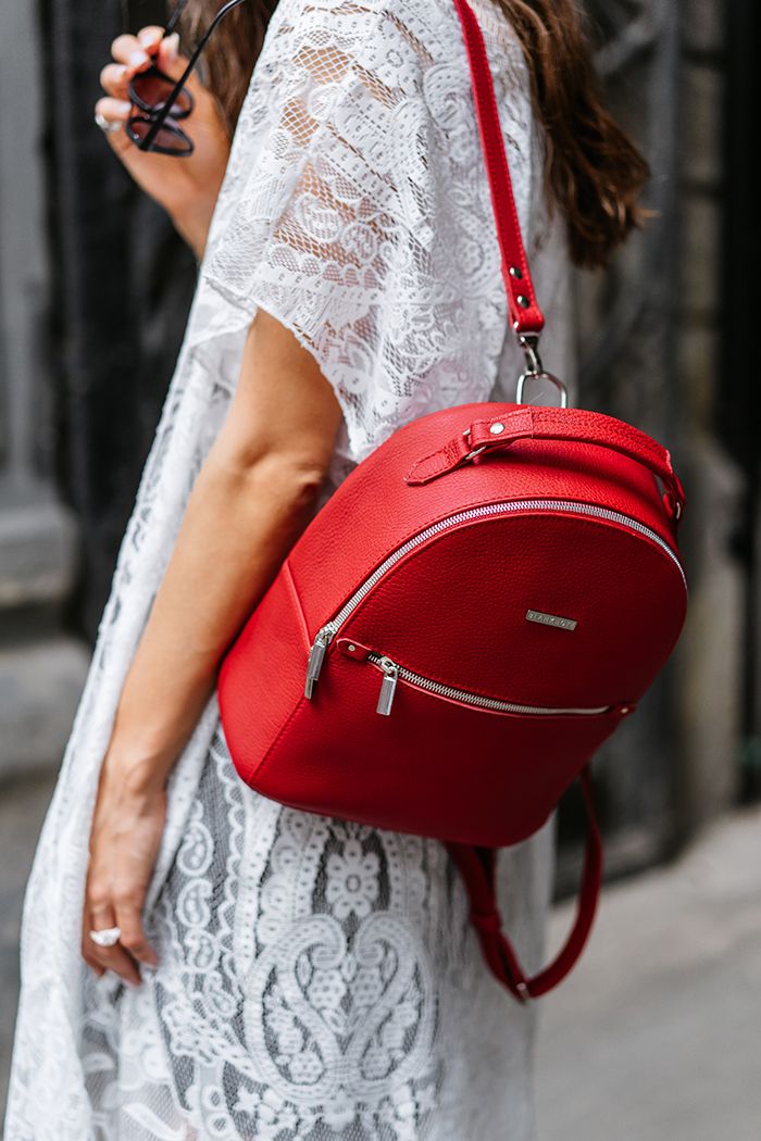 Красный кожаный рюкзак