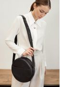 Фото Кожаная женская круглая сумка-рюкзак Maxi черная