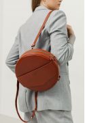Фото Кожаная женская круглая сумка-рюкзак Maxi светло-коричневая