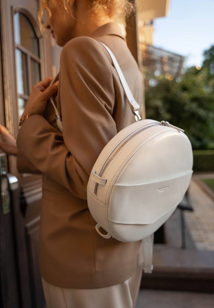 Фото Кожаная женская круглая сумка-рюкзак Maxi белая