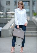 Фото Женская кожаная сумка для ноутбука и документов темно-бежевая