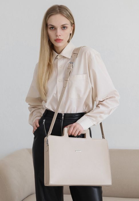 Женская кожаная сумка для ноутбука и документов светло-бежевая