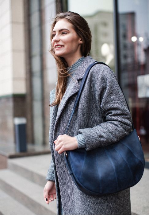 Шкіряна жіноча сумка Круасан синя