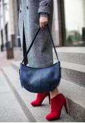 Фото Кожаная женская сумка Круассан синяя