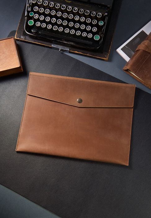 Фото Папка для документів А4 (на кнопці) світло-коричнева Crazy Horse