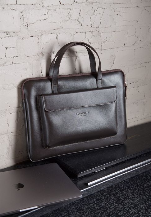 Фото Кожаный чехол с ручками и карманом для MacBook 16 Pro Темно-коричневый