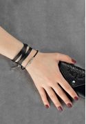Фото Женский кожаный браслет с металлическими бусинами черный