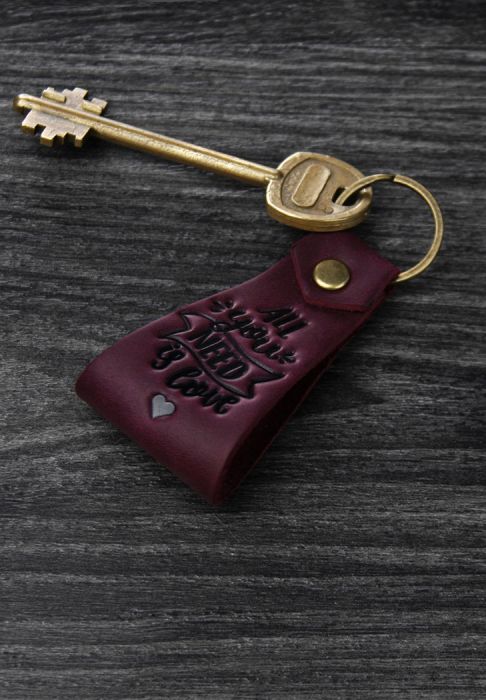 Фото Брелок All you need is love