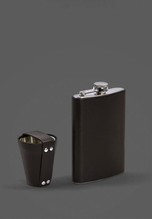 Набір з флягою та чарками у шкіряному чохлі темно-коричневий.