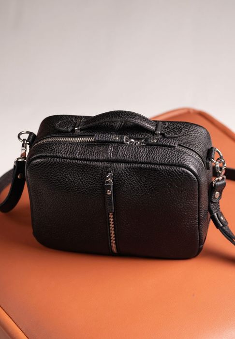 Женская кожаная сумка Avenue черная флотар