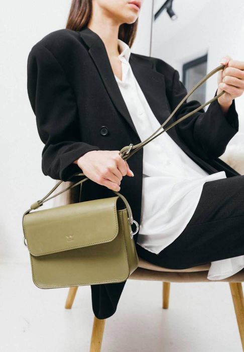 Женская кожаная мини сумка Moment оливковая