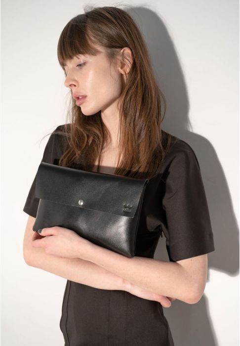 Кожаный клатч со съемной шлейкой черный