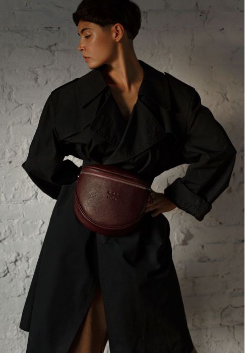 Кожаная сумка поясная-кроссбоди Vacation бордовая флотар